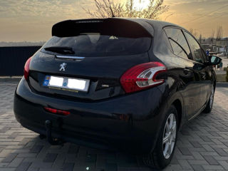 Peugeot 208 foto 2