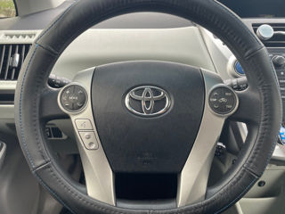 Toyota Prius v foto 8