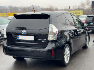 Toyota Prius v foto 5