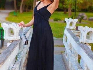 Rochie lunga neagra.