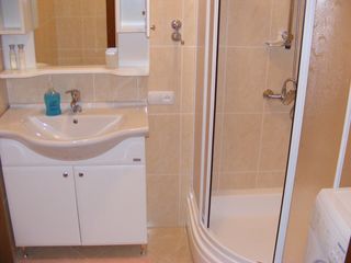 Apartament cu 2 odai in bloc nou cu euroreparatie 350 euro/luna foto 2