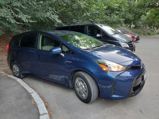 Toyota Prius v foto 2