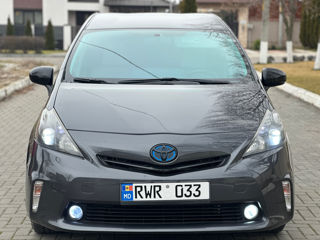 Toyota Prius v foto 2