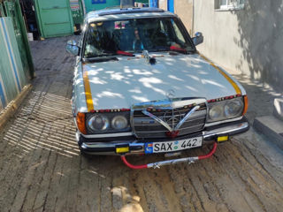 Mercedes Series (W123) foto 1