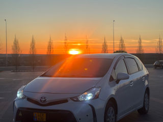 Toyota Prius v foto 2