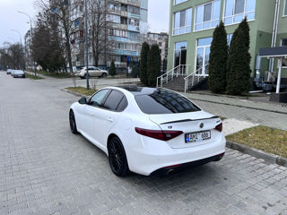 Alfa Romeo Giulia foto 2