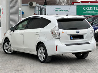 Toyota Prius v foto 3