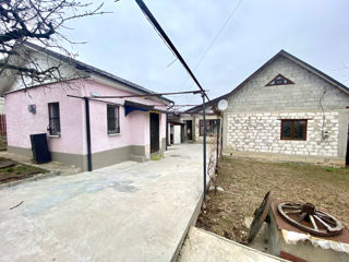 Se vind 2 case pe un teren in Dumbrava