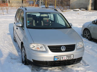 Volkswagen Touran foto 1