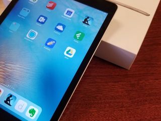 Apple iPad 2017 128Gb retina Wi-Fi + touchid A1822 space gray - идеал 320euro! foto 2