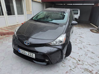 Toyota Prius v foto 6