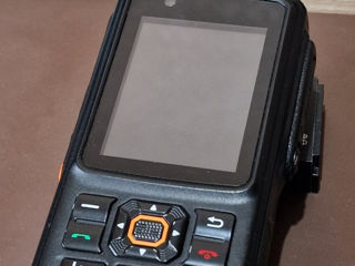 ZELLO. Телефон заточенный под Zello (интернет рация) с выделенной боковой клавишей PTT для передачи.