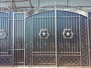 Porți, garduri,gratii,  balustrade, copertine, uși metalice și alte confecții din fier forjat.
