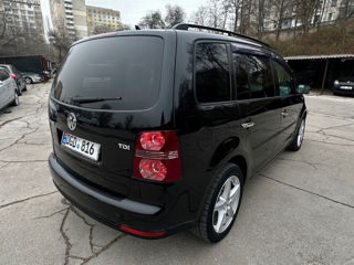 Volkswagen Touran foto 2