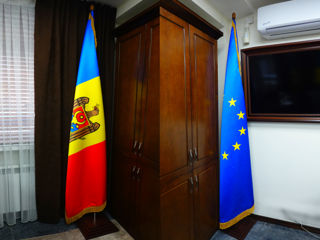 Офисные напольные Флагштоки и Атласные Флаги с бахромой. Steaguri de cabinet.