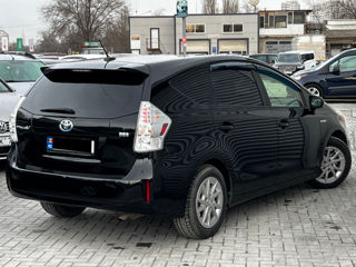 Toyota Prius v foto 3