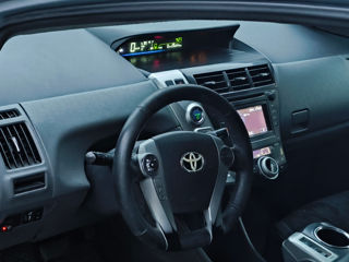 Toyota Prius v foto 7