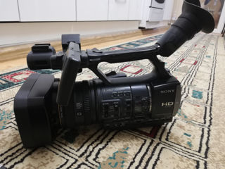 Sony HDR-AX2000E фото 2