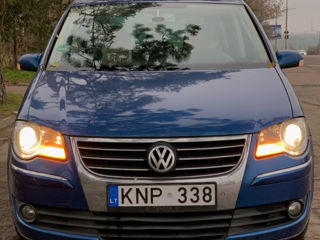 Volkswagen Touran foto 2