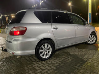 Toyota Avensis Verso foto 7