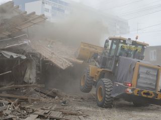 Demolarea constructilor caselor curăţare terenului evacuarea deșeurilor de construcție j