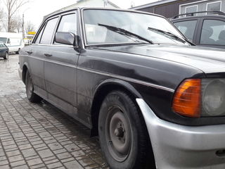 Mercedes Series (W123) foto 2