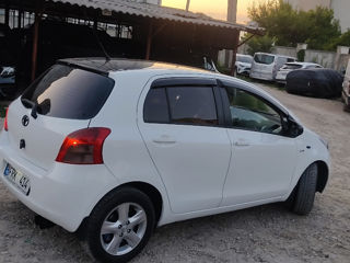 Toyota Yaris фото 1