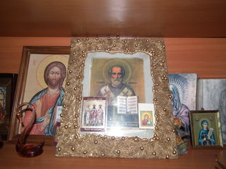 Икона святого Иерарха Николая Чудотворца в обрамлении.