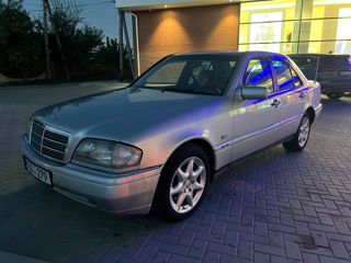 Mercedes C-Class foto 2