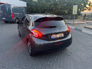 Peugeot 208 foto 6