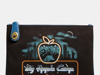 turnlock pouch 26 with horse and carriage