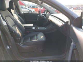 Tesla Model Y foto 7