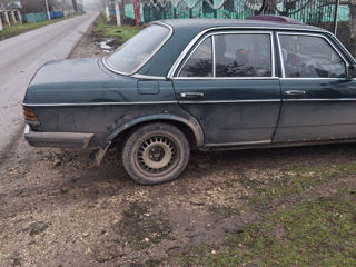 Mercedes Series (W123) foto 8