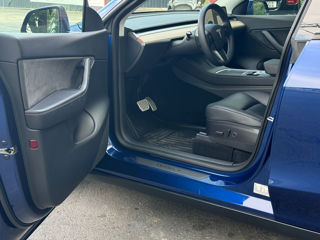 Tesla Model Y foto 12