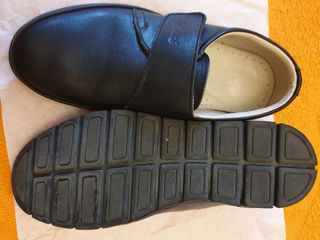 Туфли  34 - 35 размера, чёрные.