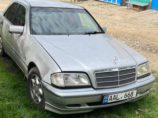 Mercedes C-Class foto 1