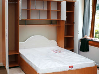Set mobilă stilată și practică în dormitor
