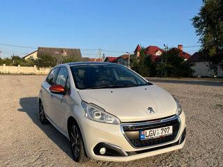 Peugeot 208 foto 1