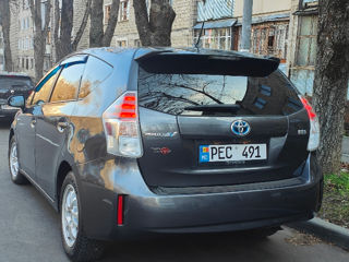 Toyota Prius v foto 4