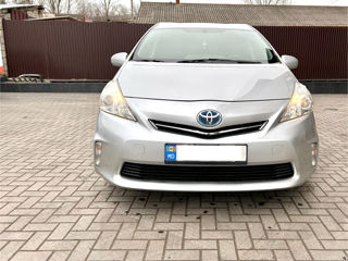 Toyota Prius v foto 5