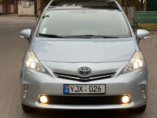 Toyota Prius v foto 5