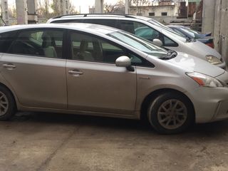 Toyota Prius v foto 1