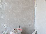 Демонтаж старой масляной краски, обоев с бетонных стен. foto 1