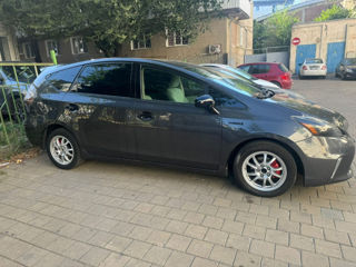 Toyota Prius v foto 1