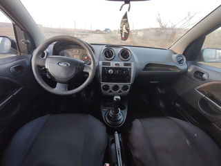 Ford Fiesta foto 8