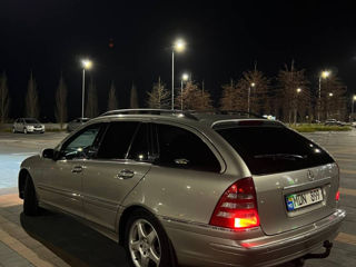 Mercedes C-Class Wagon foto 2