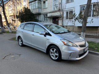 Toyota Prius v foto 2