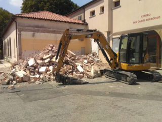 Demolare case constructii excavator bobcat foto 4