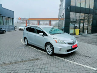 Toyota Prius v foto 2