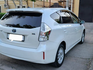 Toyota Prius v foto 2